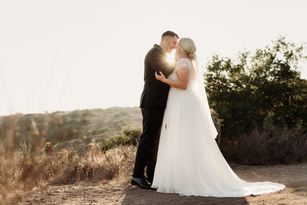 top 3 tips when planning your wedding, bride and groom romantics during golden hour
