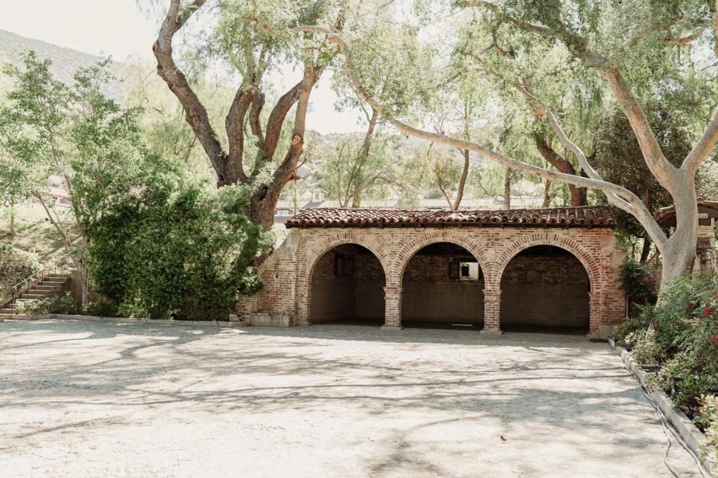 courtyard ceremony space at sitting bull at hummingbird nest ranch wedding venue